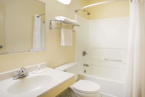 Combined shower/tub, hair dryer, towels