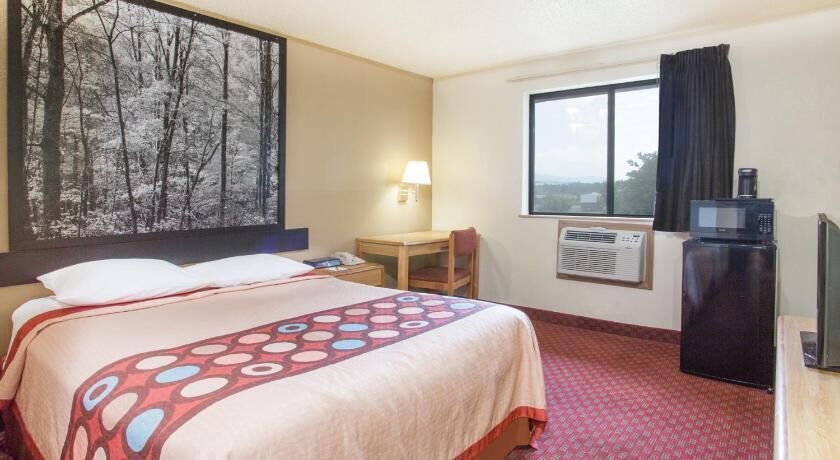 Laptop workspace, free cribs/infant beds, free WiFi, bed sheets