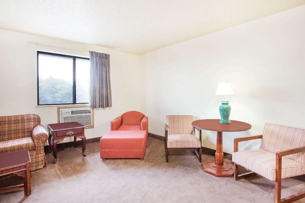 Living area | 32-inch TV with cable channels