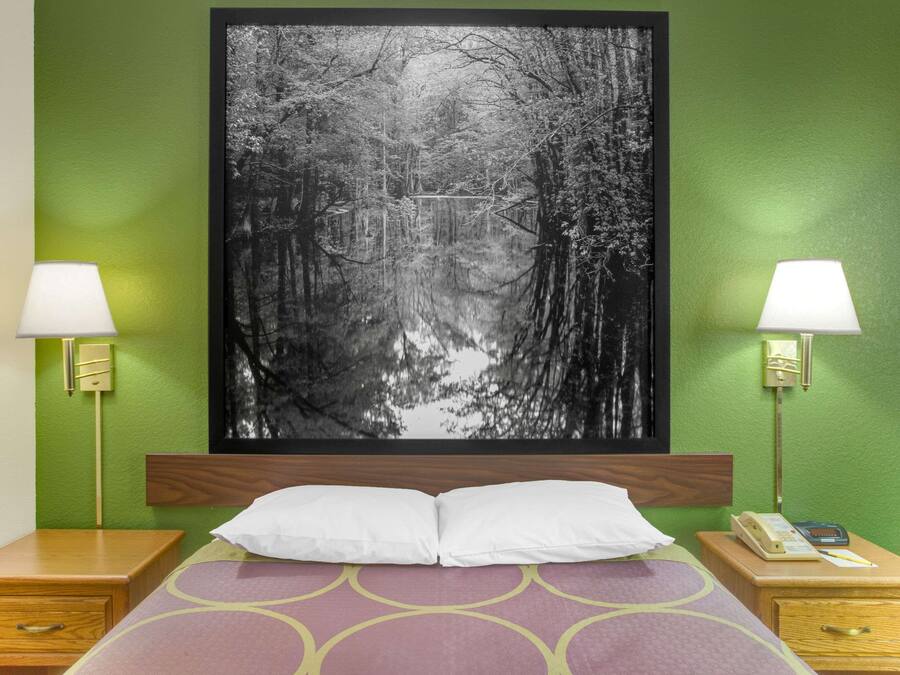 Safe på rommet, strykejern/-brett, wi-fi (inkludert) og sengetøy