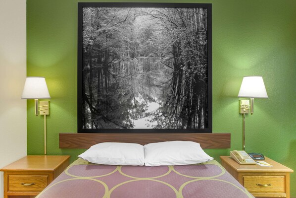 Caja de seguridad en la habitación y tabla de planchar con plancha