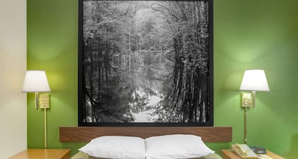 Super 8 by Wyndham Radford VA