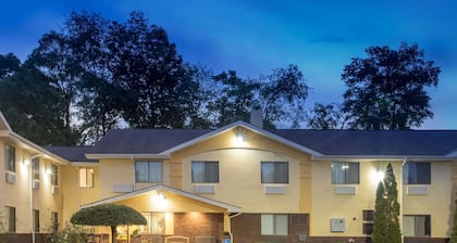 Super 8 by Wyndham Radford VA