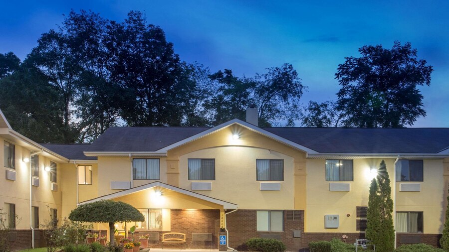 Super 8 by Wyndham Radford VA