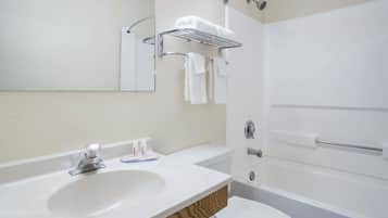 Kombinasi shower/bathtub, pengering rambut,  dan handuk