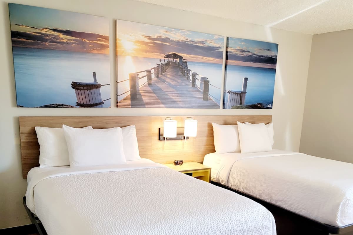 Hochwertige Bettwaren, Schreibtisch, laptopgeeigneter Arbeitsplatz