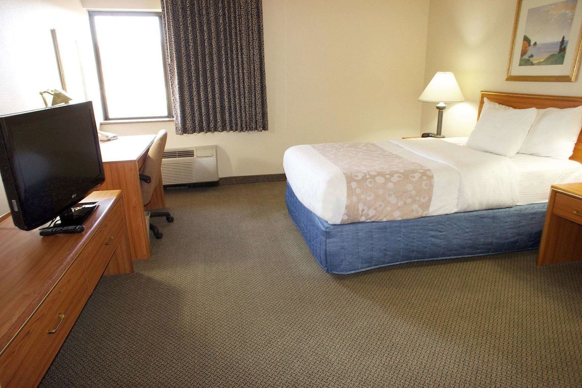 Hochwertige Bettwaren, Schreibtisch, laptopgeeigneter Arbeitsplatz