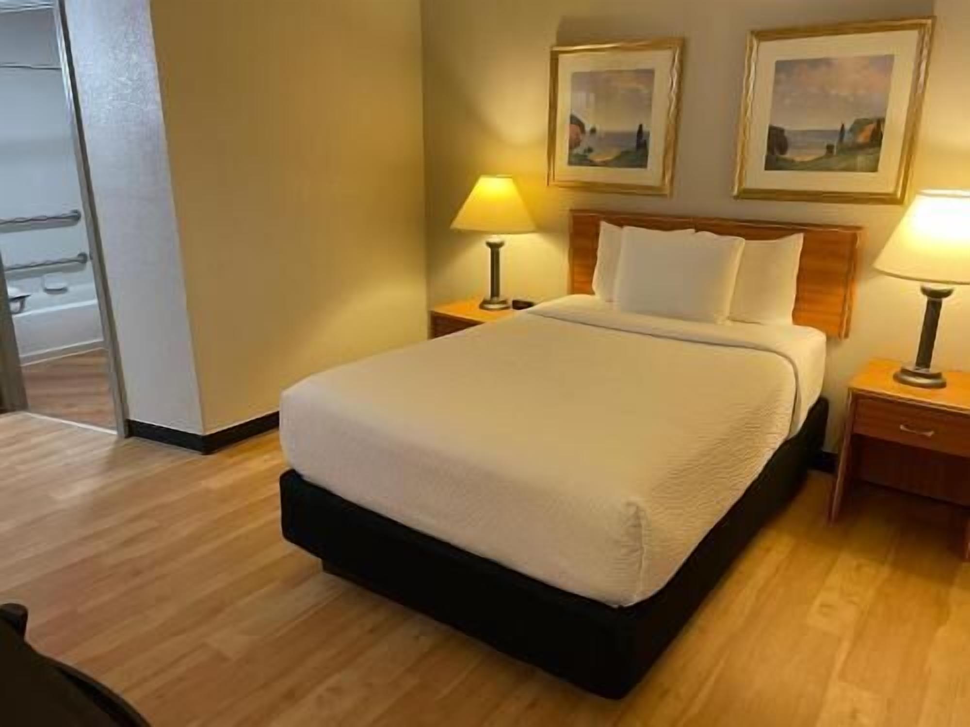 Hochwertige Bettwaren, Schreibtisch, laptopgeeigneter Arbeitsplatz