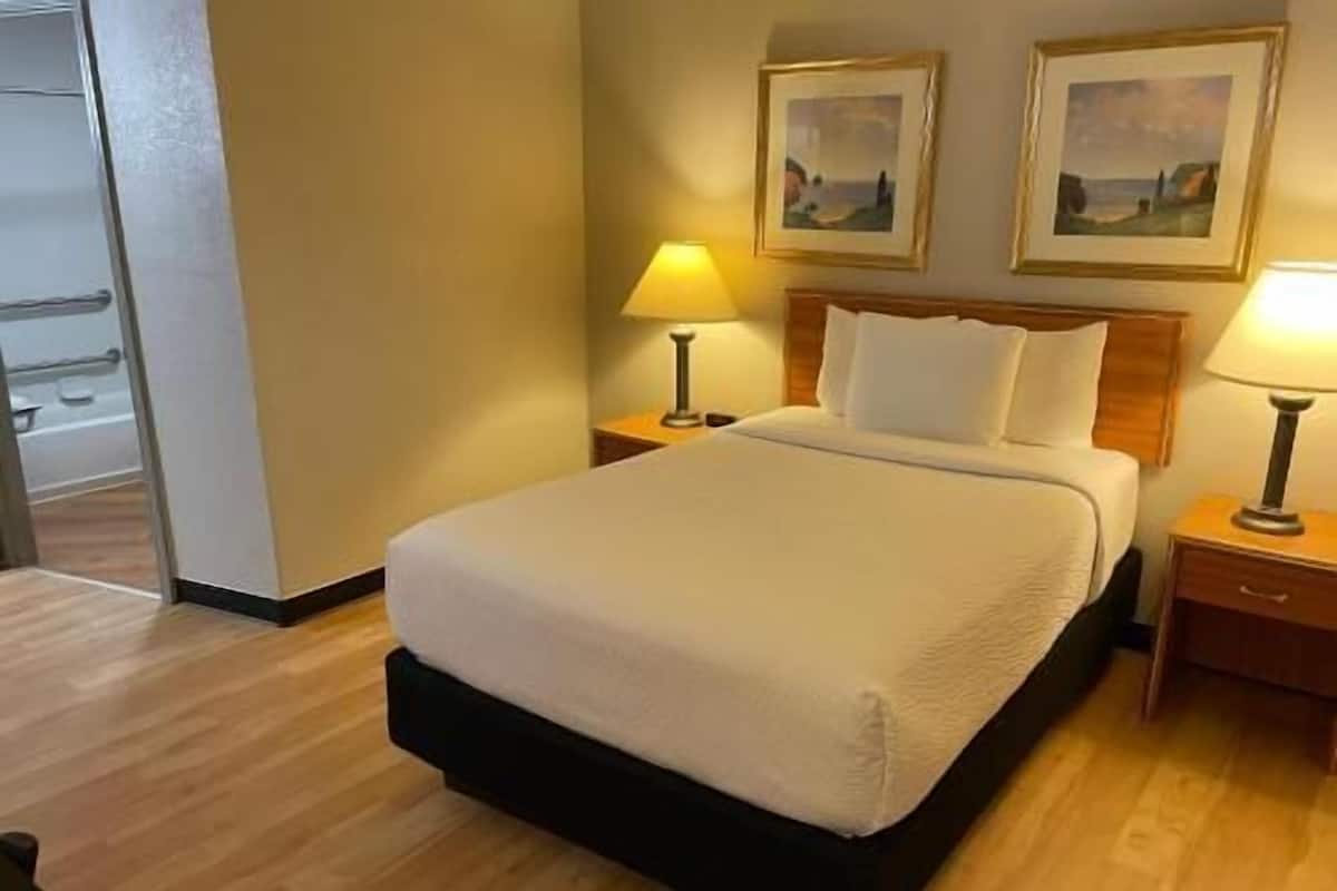 Hochwertige Bettwaren, Schreibtisch, laptopgeeigneter Arbeitsplatz