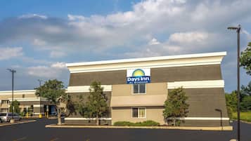 A Days Inn by Wyndham building with a parking lot in front.