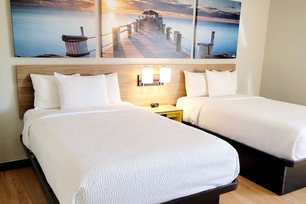 Luxe beddengoed, een bureau, een laptopwerkplek