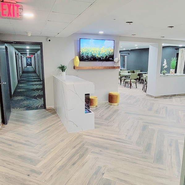 Lobby - Days Inn by Wyndham Pleasant Prairie Kenosha (Pleasant Prairie)