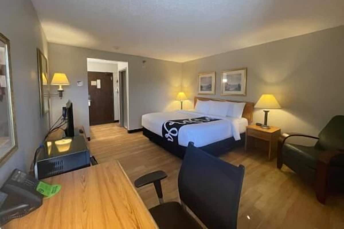 Hochwertige Bettwaren, Schreibtisch, laptopgeeigneter Arbeitsplatz