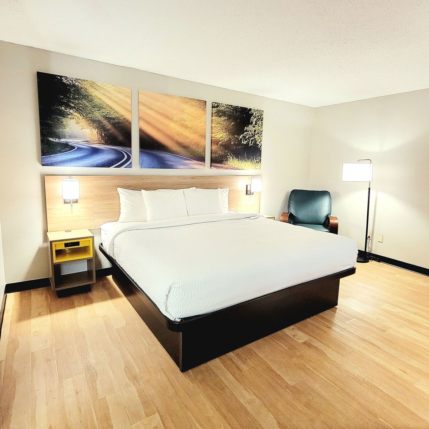 Hochwertige Bettwaren, Schreibtisch, laptopgeeigneter Arbeitsplatz