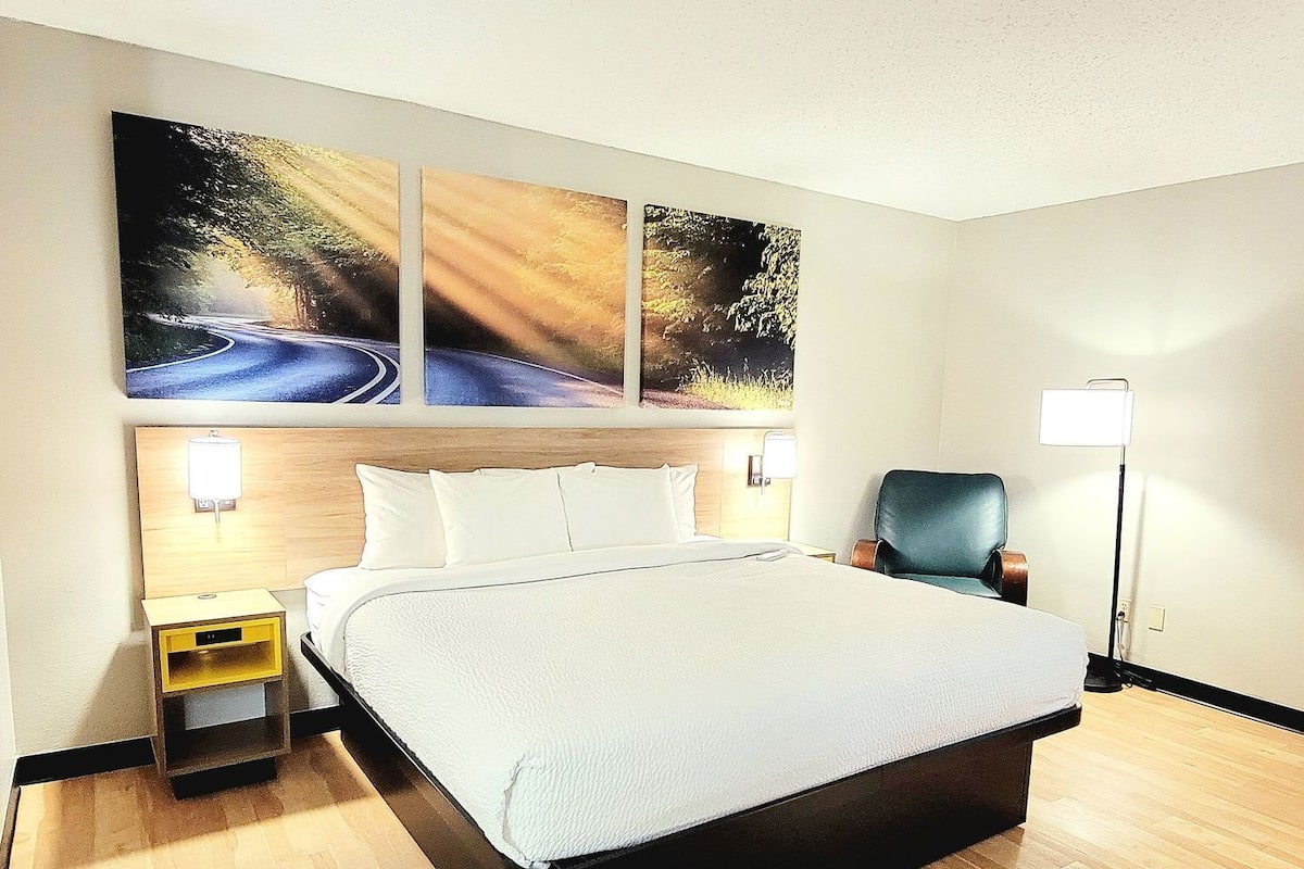 Hochwertige Bettwaren, Schreibtisch, laptopgeeigneter Arbeitsplatz