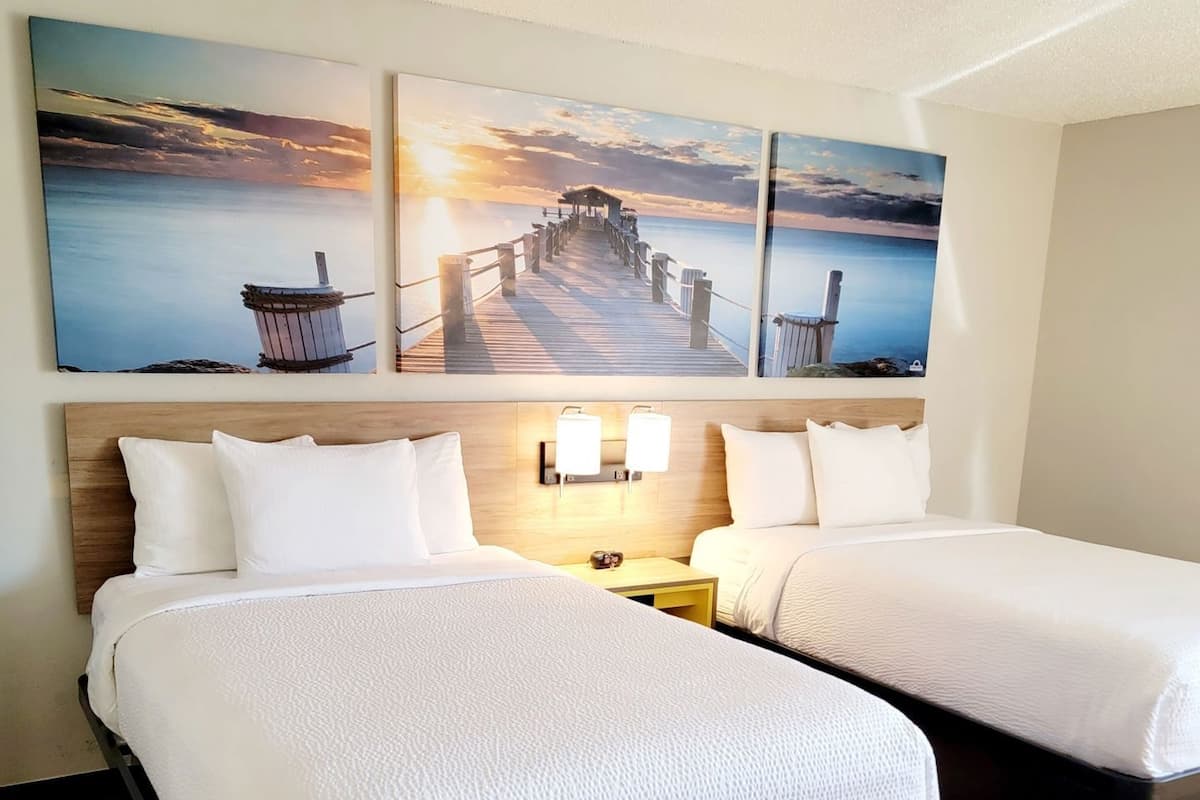 Hochwertige Bettwaren, Schreibtisch, laptopgeeigneter Arbeitsplatz