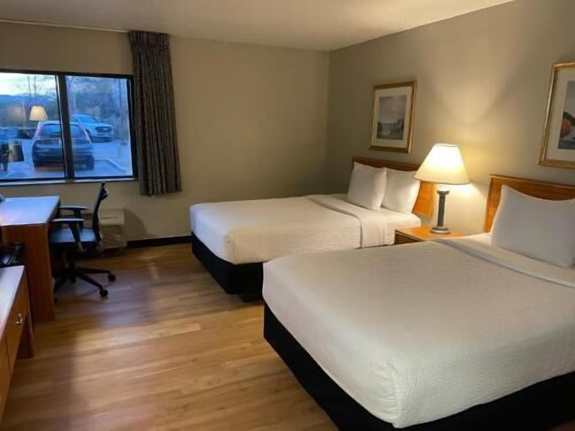 Hochwertige Bettwaren, Schreibtisch, laptopgeeigneter Arbeitsplatz