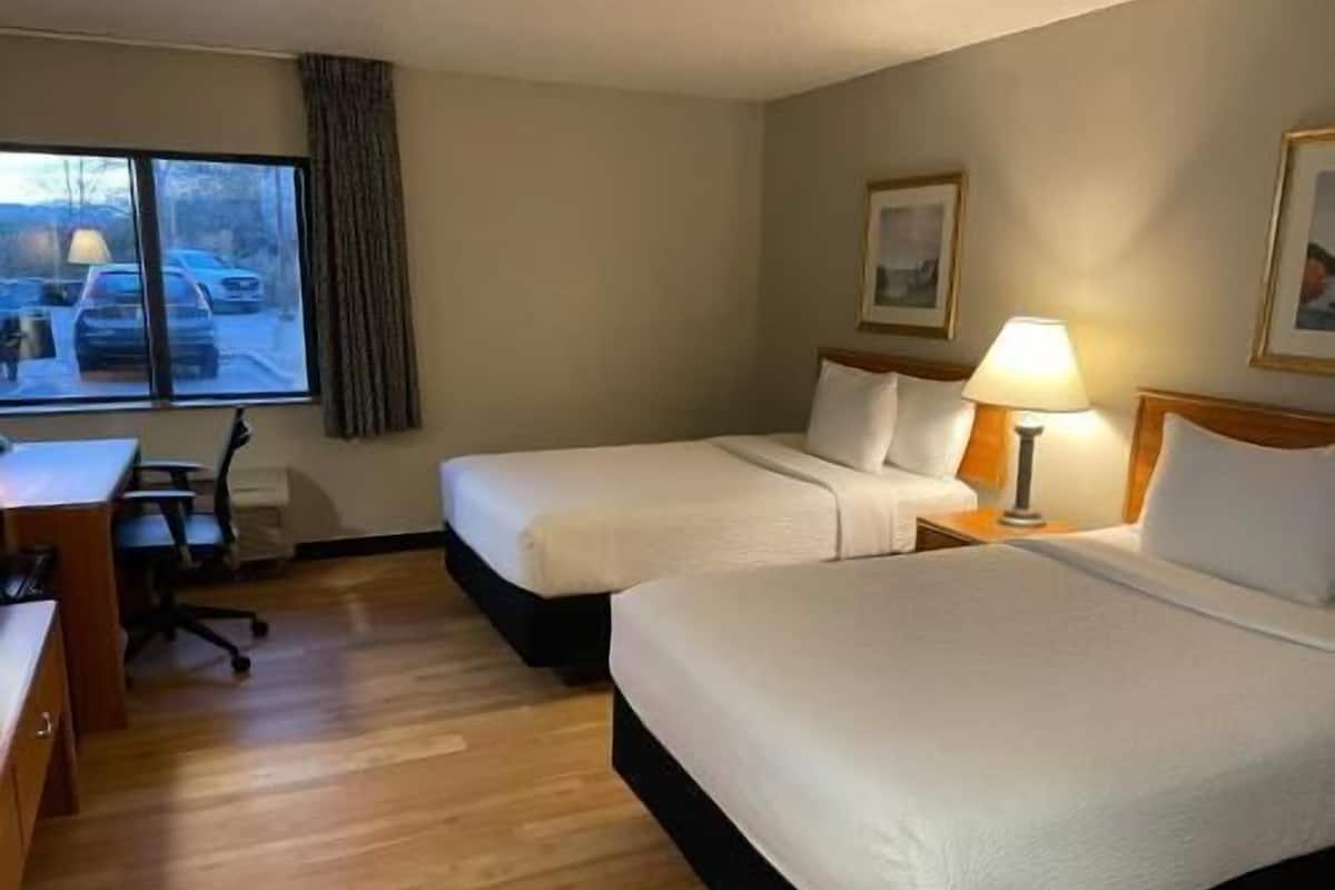 Hochwertige Bettwaren, Schreibtisch, laptopgeeigneter Arbeitsplatz