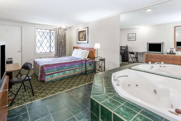 Suite, 1 cama de matrimonio grande, bañera de hidromasaje | Escritorio, tabla de planchar con plancha, cunas (de pago)