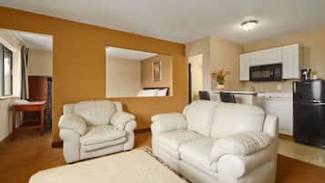 Suite, 1 King Bed, Kitchen | Blackout curtains, iron/ironing board, free WiFi, bed sheets