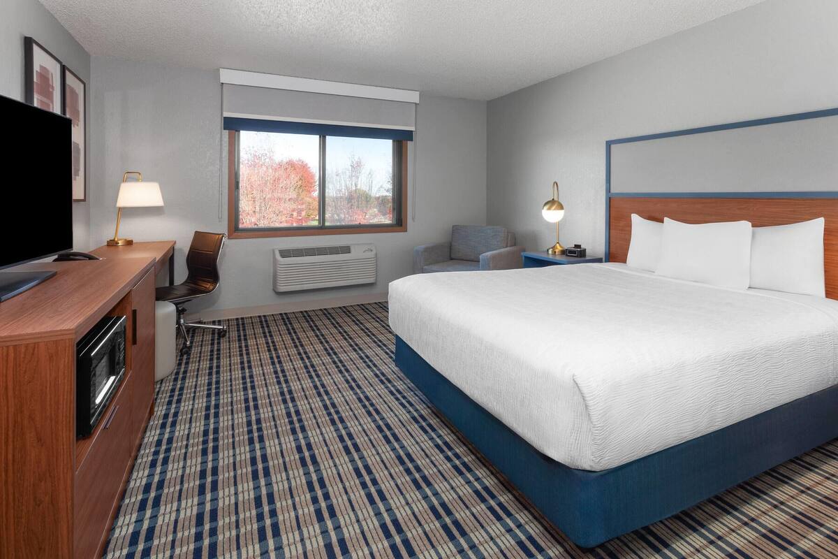 Room, 1 Queen Bed, Non Smoking | Laptop workspace, iron/ironing board, travel crib, WiFi (free)