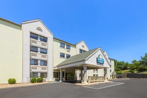 Exterior - Days Inn & Suites by Wyndham Kansas City South (Kansas City)