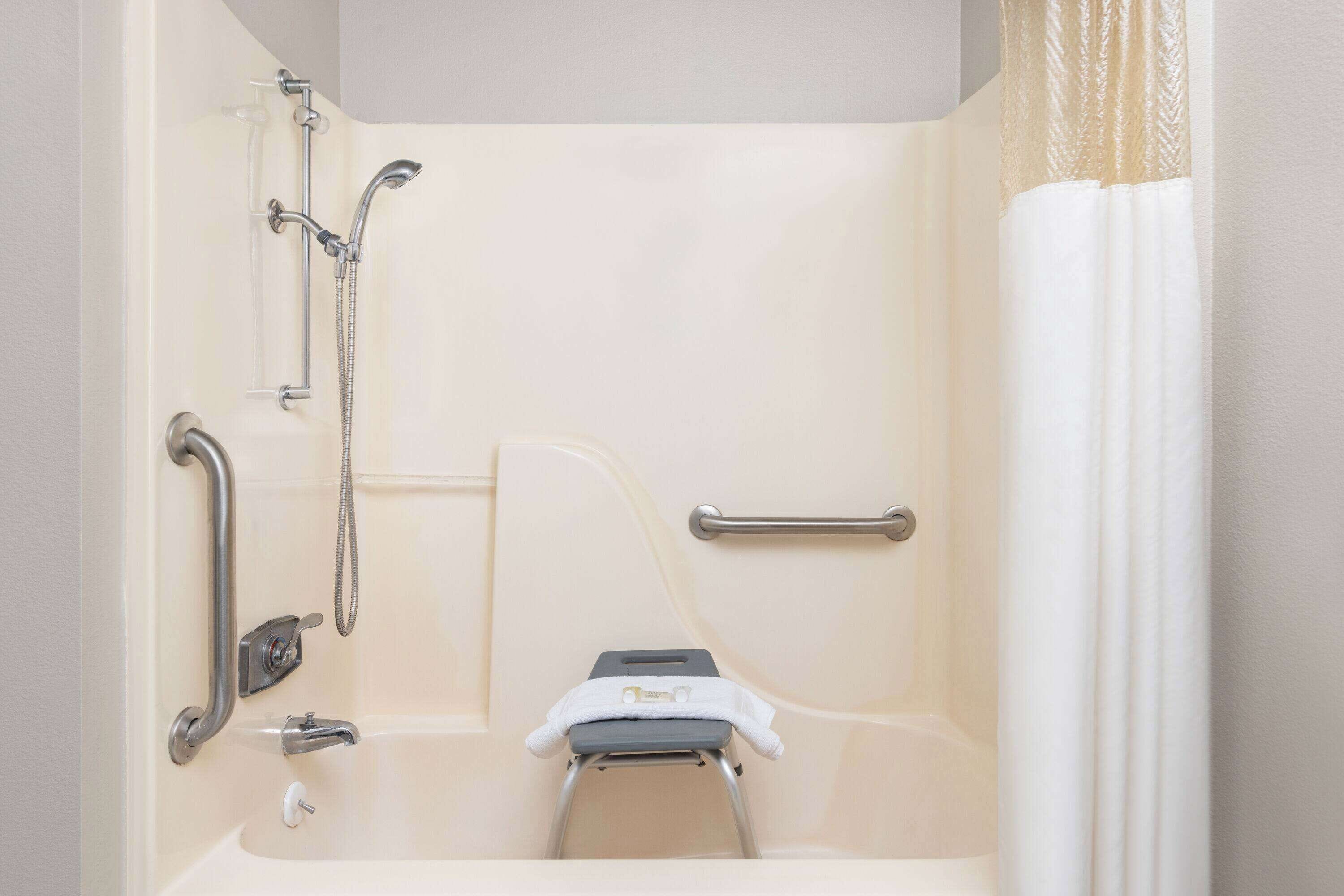 Salle de bain accessible aux personnes à mobilité réduite