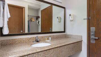 Combined shower/tub, hair dryer, towels