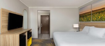 Days Inn & Suites by Wyndham Kansas City South
