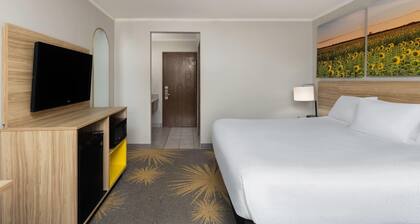 Days Inn & Suites by Wyndham Kansas City South