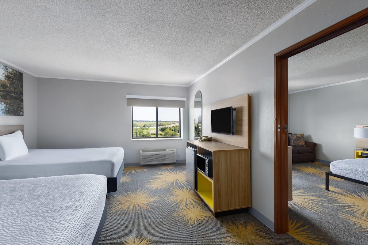 Room, Non Smoking | Desk, iron/ironing board, cribs/infant beds, free WiFi