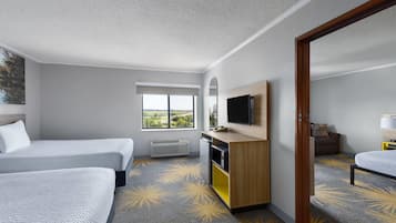 Habitación, para no fumadores | Escritorio, tabla de planchar con plancha, cunas y ropa de cama