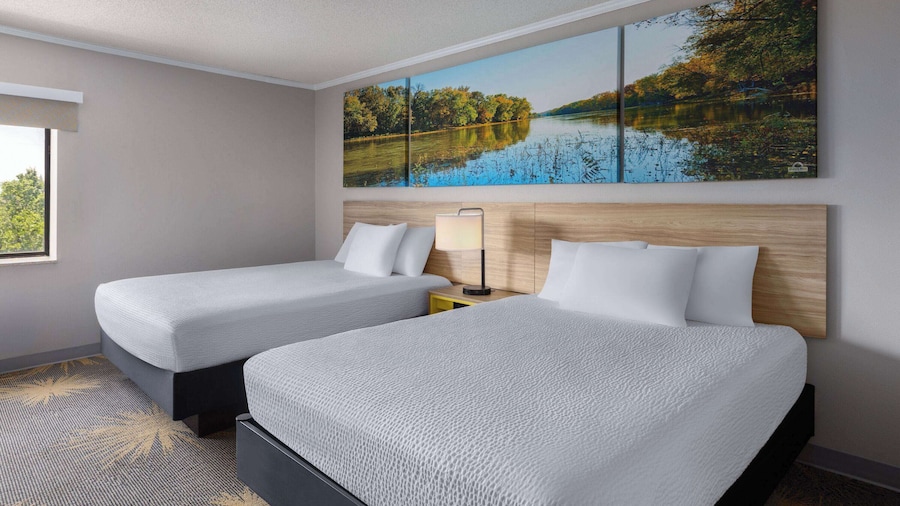 Days Inn & Suites by Wyndham Kansas City South