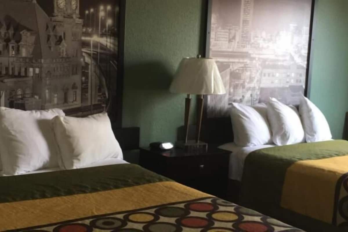 Escritorio, tabla de planchar con plancha, wifi gratis y ropa de cama
