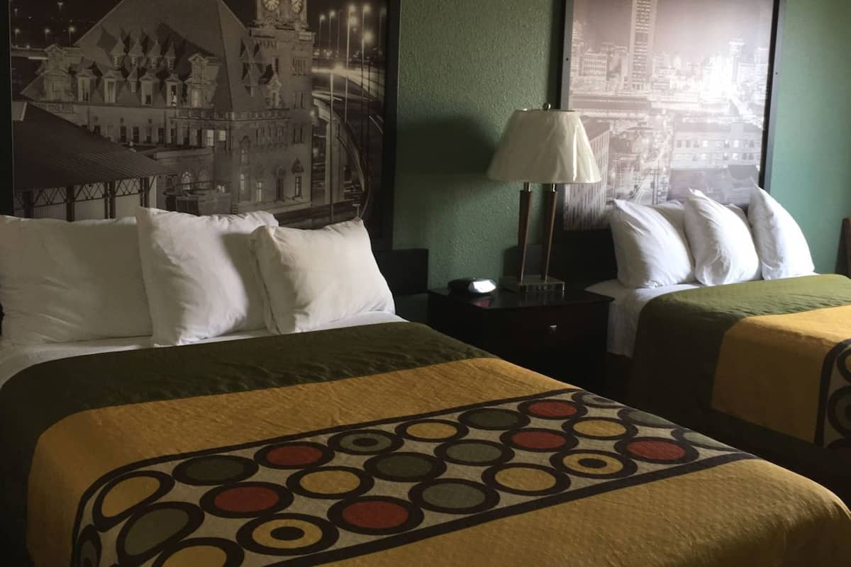 Escritorio, tabla de planchar con plancha, wifi gratis y ropa de cama