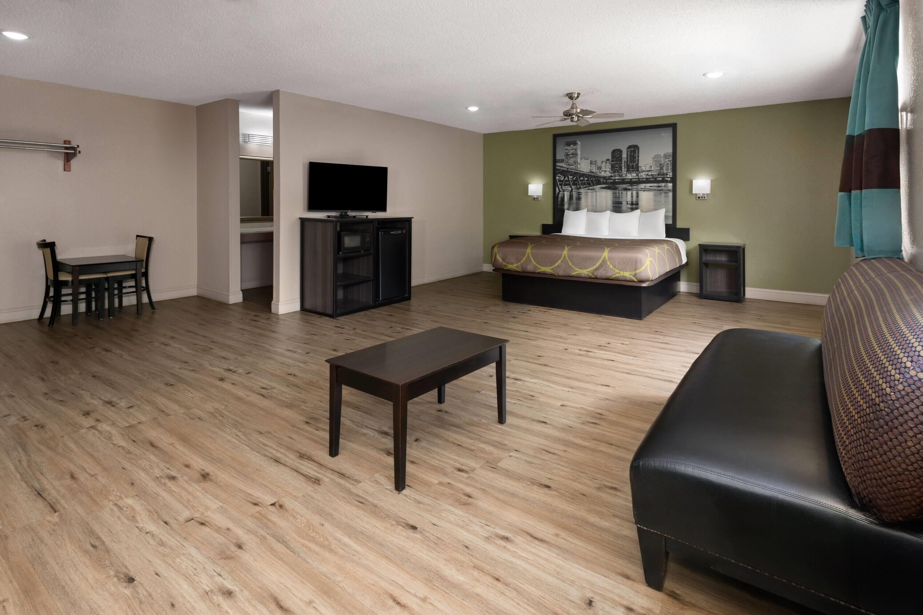 Suite estudio, 1 cama King size, para no fumadores | Escritorio, tabla de planchar con plancha, wifi gratis y ropa de cama 