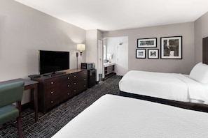 Deluxe Room, 2 Double Beds, Non Smoking | Premium bedding, desk, iron/ironing board, free cots/infant beds - La Quinta Inn by Wyndham Sheboygan (Sheboygan)