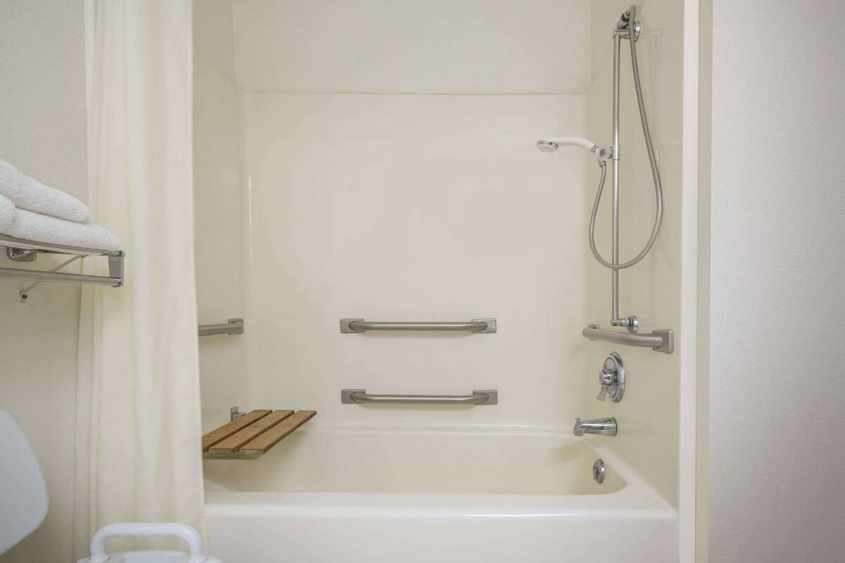 Un baño con bañera, ducha e inodoro.