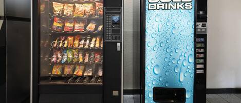 Un distributeur automatique de collations et un autre distributeur automatique pour les boissons froides.