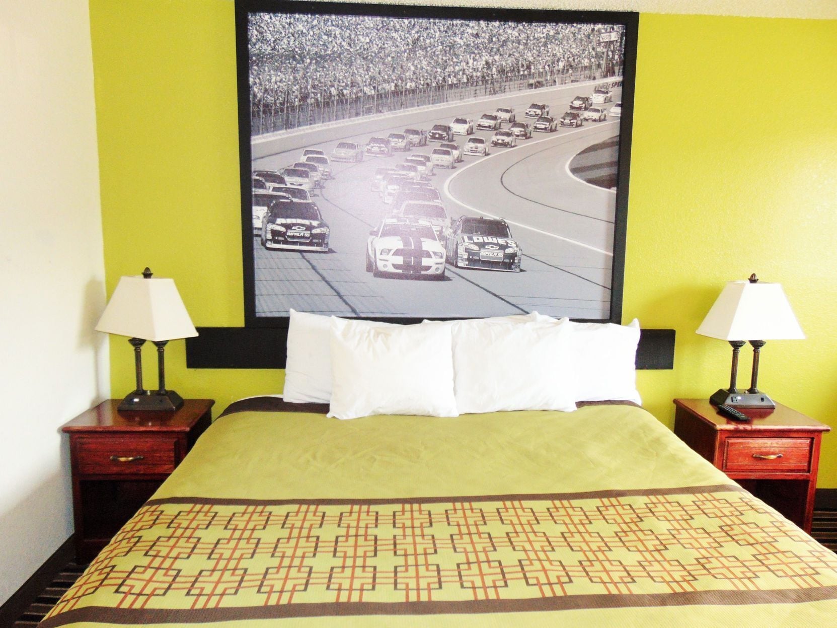 Escritorio, cortinas blackout, camas extra y wifi gratis 