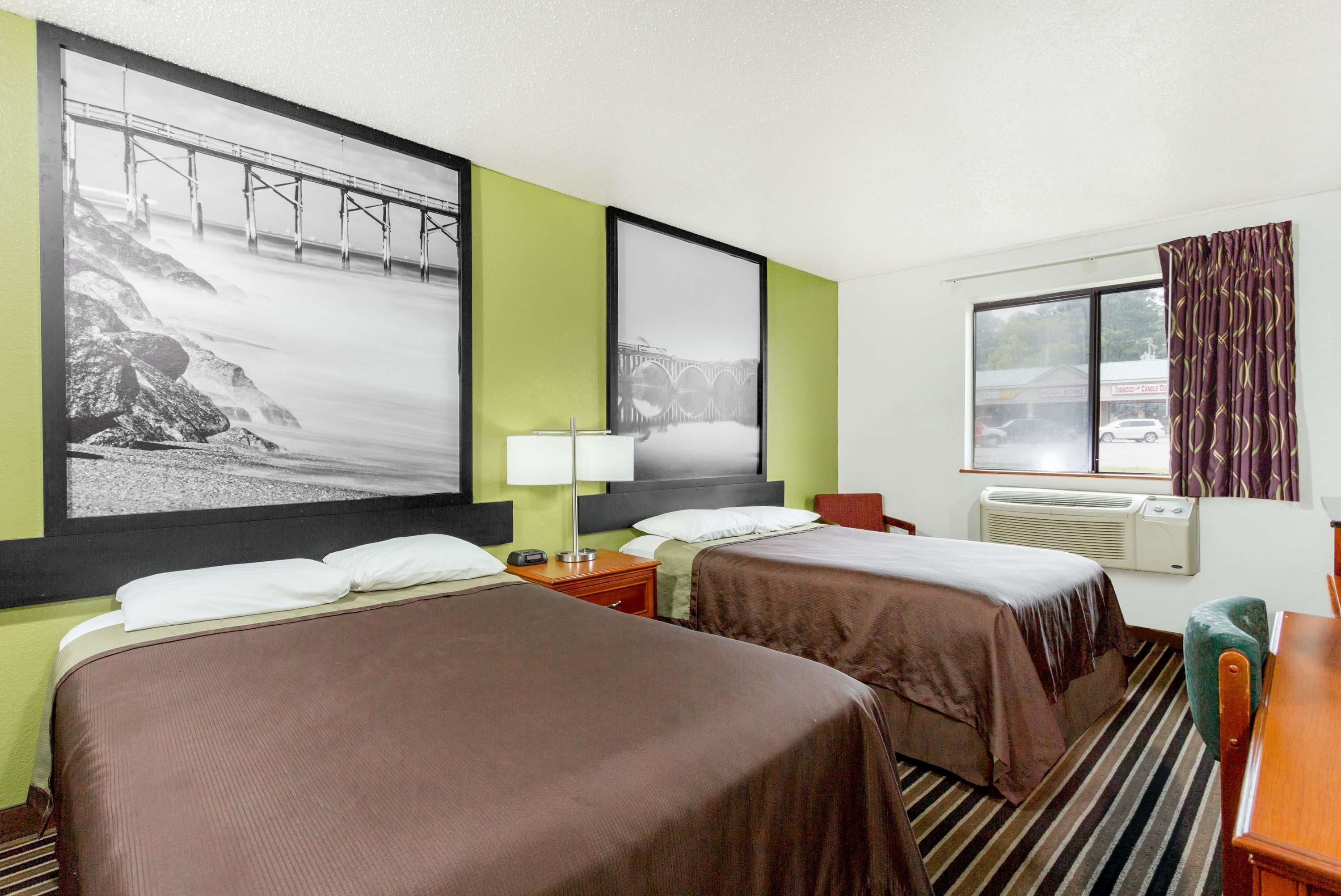 Escritorio, cortinas blackout, camas extra y wifi gratis 