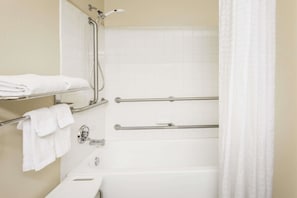 Zimmer, barrierefrei | Badezimmer | Kostenlose Toilettenartikel, Handtücher