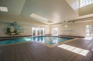 Piscina interna, funciona das 6h às 23h, espreguiçadeiras