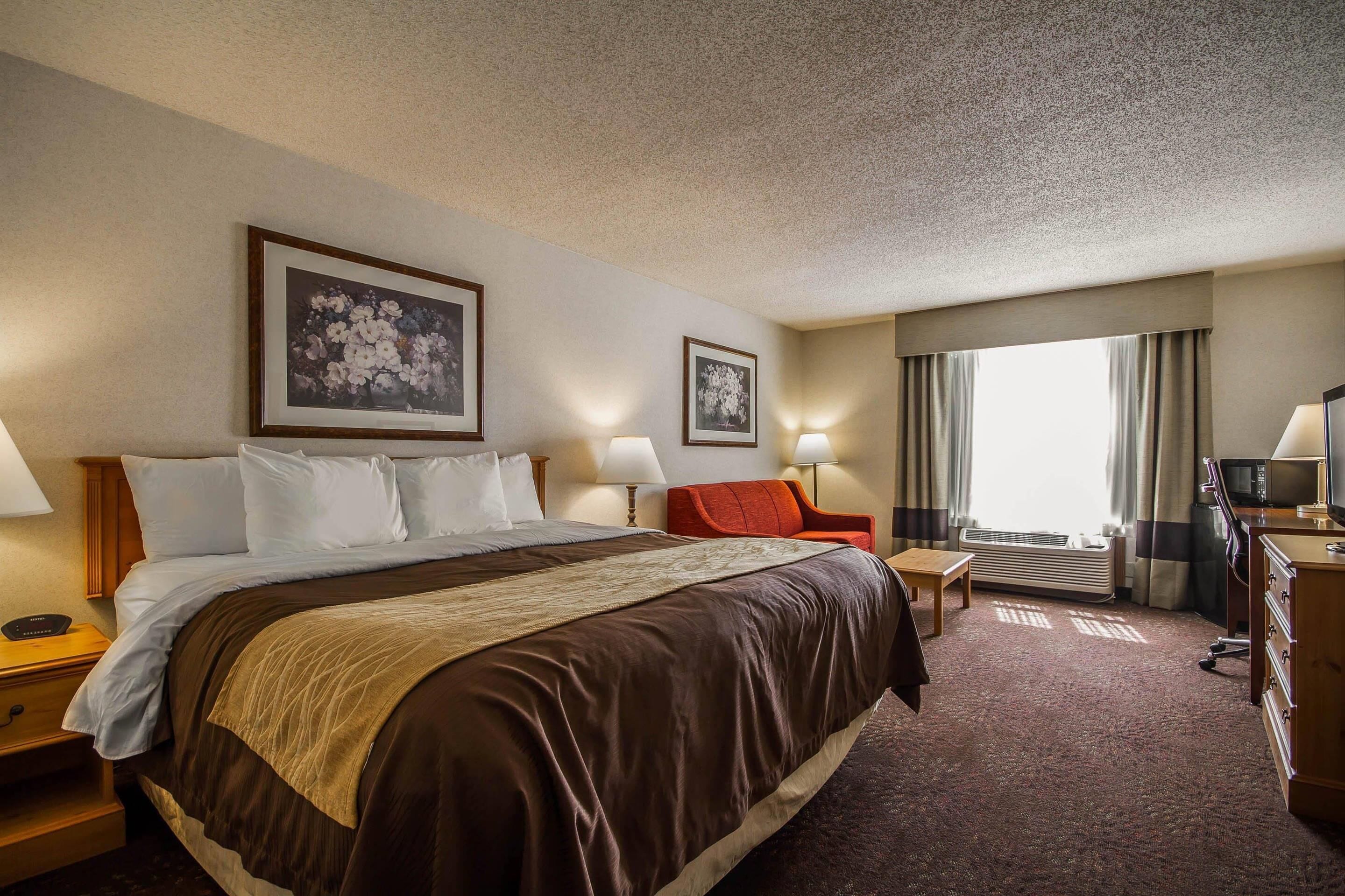 Suite, Non Smoking | Premium bedding, pillowtop beds, in-room safe, desk