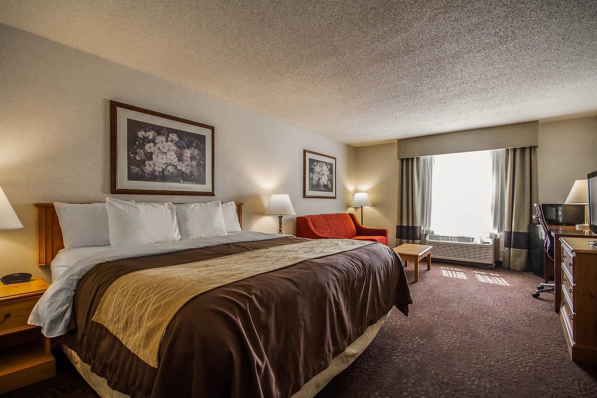 Suite, Non Smoking | Premium bedding, pillowtop beds, in-room safe, desk
