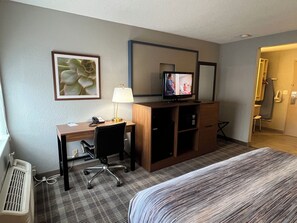 Chambre, 1 très grand lit, baignoire avec barres d’appui, non-fumeurs (Mobility/Hearing Accessible) | Literie de qualité supérieure, bureau, fer et planche à repasser
