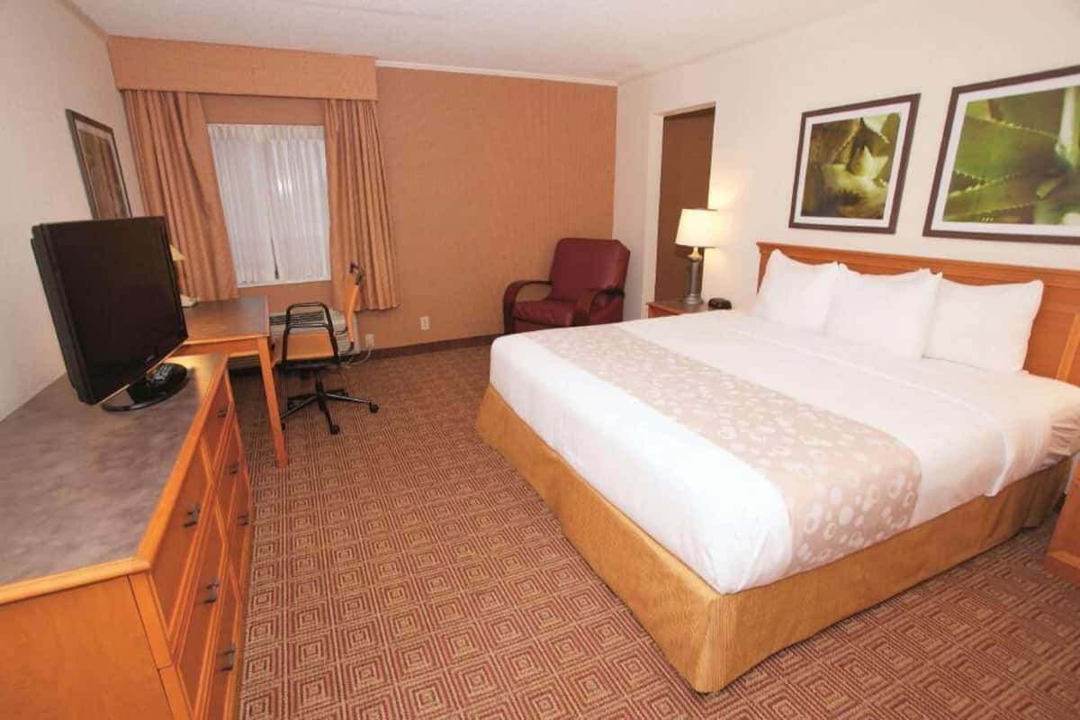 Premium bedding, desk, iron/ironing board, travel crib