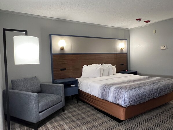 Room, 1 King Bed, Non Smoking | Premium bedding, desk, iron/ironing board, travel crib - AmericInn by Wyndham Glendale/Milwaukee (Milwaukee)