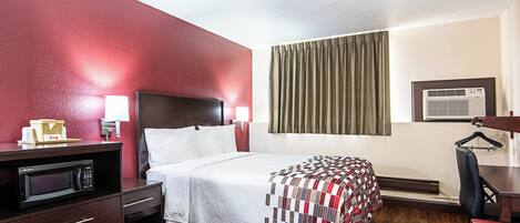Escritorio, cortinas blackout, wifi gratis y ropa de cama