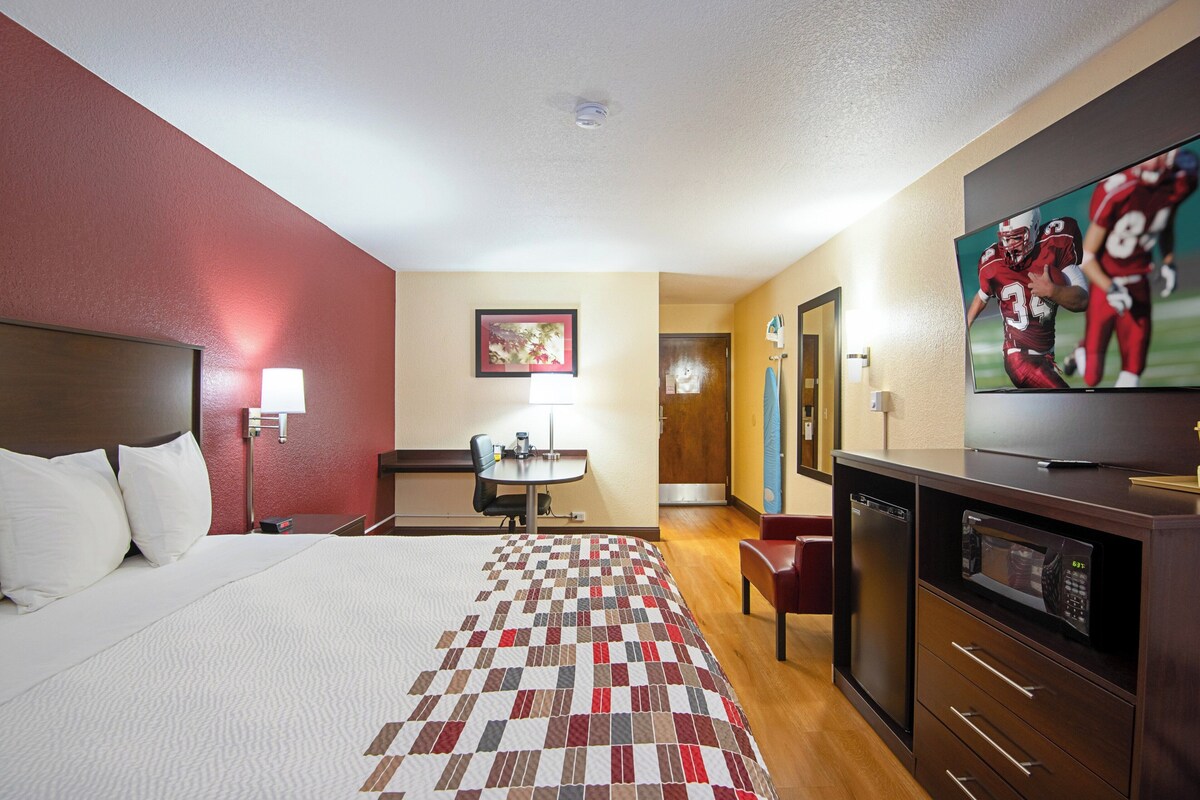 Superior Room, 1 King Bed (Smoke Free) | Desk, blackout drapes, WiFi (free), bed sheets